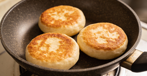 Eu fiz o pão de três ingredientes que não precisa de forno nem de sova