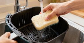 O truque queridinho que deixa a Air Fryer limpa sem esforço