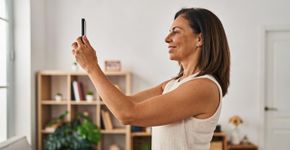 Como usar o celular sem acabar com sua postura