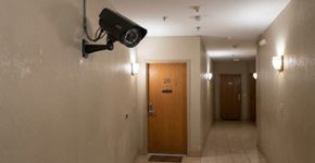 Síndico instala uma câmera para vigiar o corredor, mas posiciona a lente diretamente para a porta de um único apartamento e uma mudança de poucos centímetros no equipamento pode resultar em retirada da câmera e indenização por invasão de privacidade
