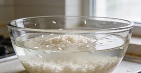 Como usar água de arroz para acelerar o crescimento do seu cabelo