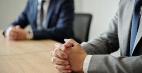 Pessoas inteligentes sempre fazem esse gesto com as mãos durante uma conversa