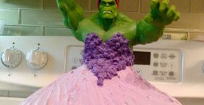 Irmãs gêmeas de 4 anos pedem ‘princesa Hulk’ de bolo de aniversário