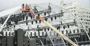 Atores interagem com o público por meio de celular