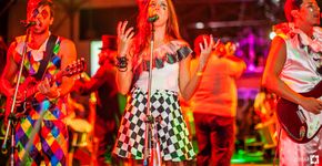 Bloco em homenagem a Los Hermanos desfila no Leme