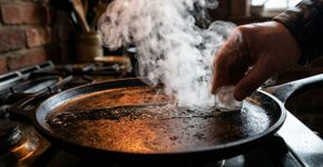 Passar um cubo de gelo sobre a frigideira quente: por que é recomendado antes de grelhar os legumes