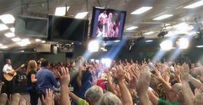 Igreja usa dízimo ganho para quitar dívidas de famílias de fiéis