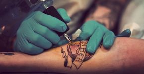 Psicólogo explica por que as pessoas fazem tatuagens idiotas