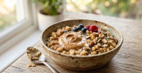 Pasta de amendoim com aveia não serve apenas para dar sabor: a combinação acrescenta proteínas, fibras e gorduras insaturadas e deixa o café da manhã mais completo