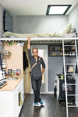 Cama em cima , espaço de trabalho na parte de baixo