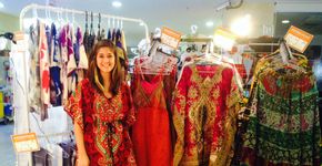 Estudante se mantém vendendo roupas indianas