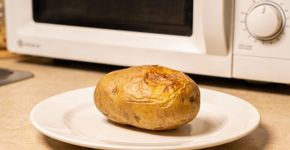 Batata assada no micro-ondas que fica igual à de forno na metade do tempo
