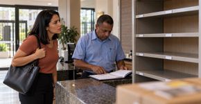 Moradora deixa uma encomenda cara com o porteiro, chega do trabalho e descobre que o pacote foi entregue a outro apartamento com nome parecido