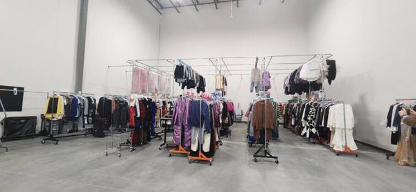 Figurinos após passarem pelo processo de lavagem