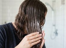 Featured side: Três cabeleireiros concordam: “O condicionador não é um complemento ao shampoo, é um grande aliado que nutre, protege e hidrata os cabelos.”