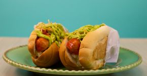 Como fazer cachorro-quente vegano com maionese verde de abacate