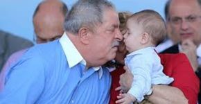Foto capta beleza em cena íntima no enterro de neto de Lula