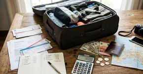 A viagem fica mais cara antes mesmo da passagem: taxas, câmbio e bagagem podem mudar o preço final