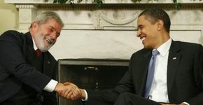 Barack Obama estaria cogitando a ideia de visitar Lula na prisão
