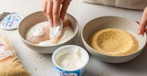 Substituir o ovo por iogurte natural no empanado garante mais crocância por fora e maciez por dentro