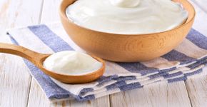 7 benefícios do iogurte natural e formas criativas de usá-lo