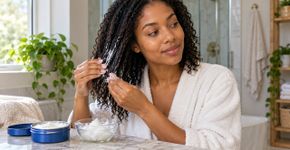 Vários cabeleireiros concordam: “O creme Nivea de lata azul é maravilhoso para o cabelo quando usado com óleo de coco, mas apenas antes da lavagem.”