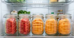 Deixar melancia, melão ou outras frutas já cortadas sobre a mesa facilita na hora de comer, mas na Alemanha a orientação é manter frutas cortadas refrigeradas até o consumo