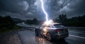 Caçador de tempestades filmou o instante em que um carro foi atingido por raios no Kansas durante uma tempestade