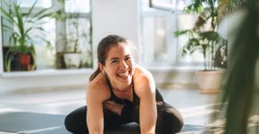 Yoga na menopausa: descubra como a prática beneficia o corpo e a mente
