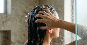 Dermatologistas concordam: o shampoo deve ser aplicado principalmente no couro cabeludo, e não em todo o comprimento, para remover oleosidade sem ressecar tanto os fios