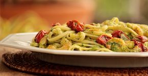 Receita delícia: massa ao pesto de agrião e camarão