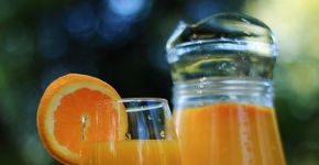 Suco de laranja ajuda a melhorar a memória de idosos, diz estudo