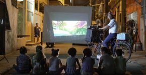 Músico vende óleo usado para levar cinema às crianças do Complexo da Maré