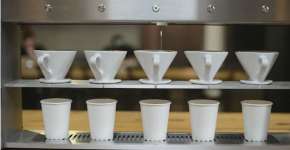 ‘Cafeteira robô’ controlada por app serve 5 xícaras ao mesmo tempo