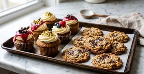Pular o descanso da massa de cookies parece apenas acelerar a receita, mas resfriá-la antes de assar ajuda a controlar quanto os biscoitos se espalham e ainda influencia textura e sabor