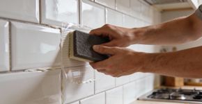 O material que substitui o azulejo e deixa a cozinha com cara de luxo sem fazer obra