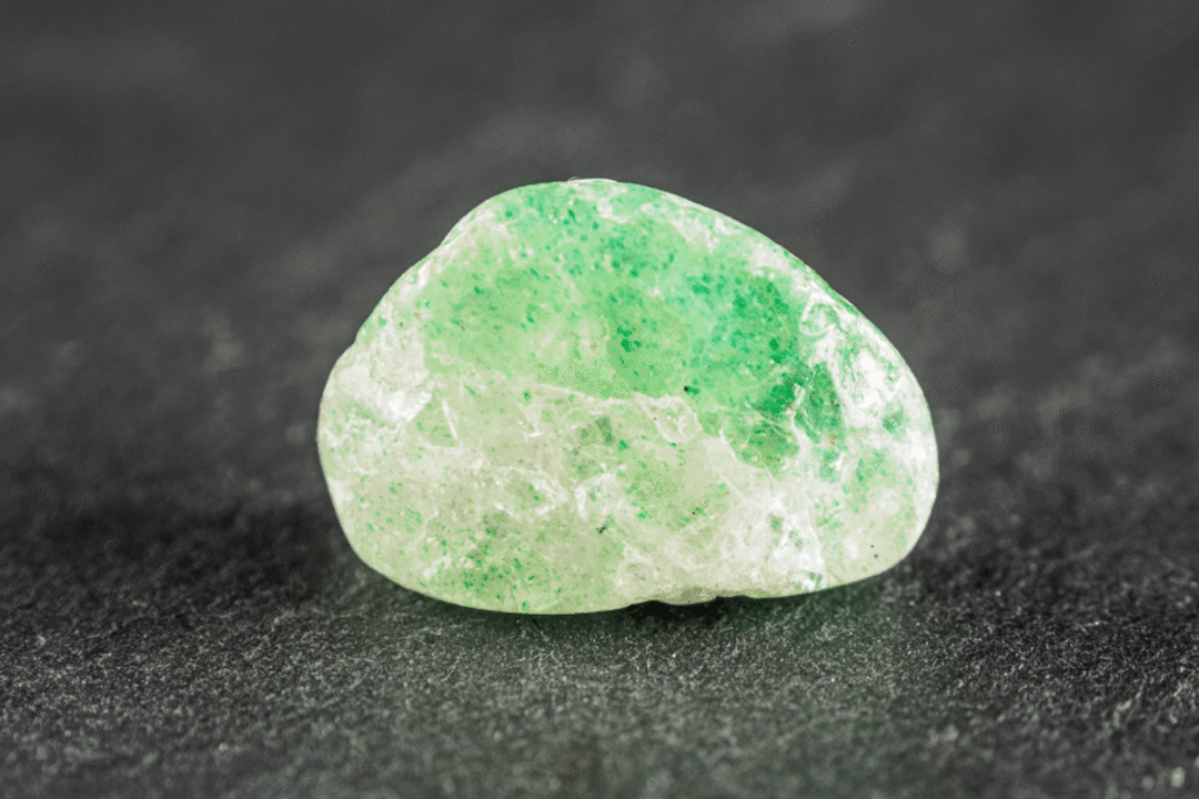 O quartzo verde representa harmonia, renovação e equilíbrio entre as necessidades materiais e emocionais (Imagem: daniiD | Shutterstock)