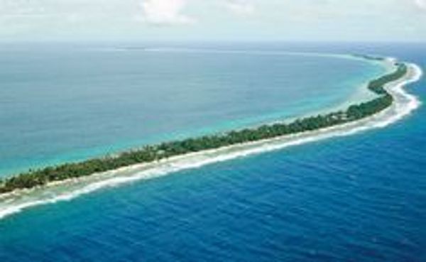 Tuvalu,  pequeno conjunto de nove ilhas localizado no oceano pacífico, entre a Austrália e o Havaí