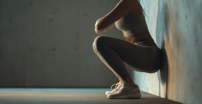 O exercício de parede que fortalece suas pernas em menos de um minuto