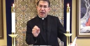 Padre coloca feto abortado no altar em campanha por Donald Trump