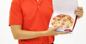 Com pizza em mãos, publicitário busca oportunidade de emprego de um jeito criativo e irreverente