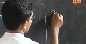 Professor atravessa rio a nado para dar aula
