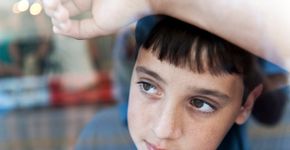 Quais são os comportamentos mais comuns de uma pessoa autista em uma interação social?