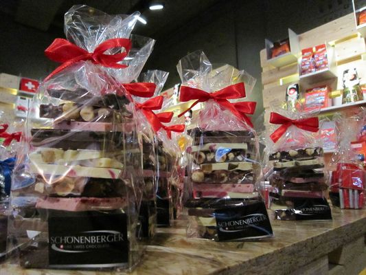 Os chocolates são separados por cores e sabores