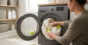 Colocar uma bola de tênis na secadora de roupas: para que serve, em quais situações pode ajudar e quais cuidados devem ser tomados antes de experimentar