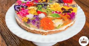 Torta jardim espelhada: com flores comestíveis