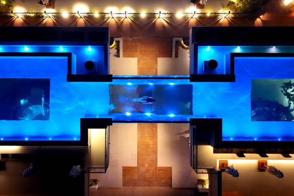A piscina tem 155 metros quadrados,  fundo e laterais de vidro