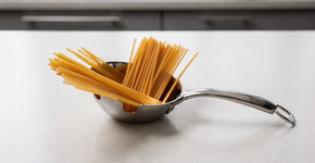 O buraco no meio da colher de macarrão que mede a porção perfeita para você nunca mais desperdiçar comida