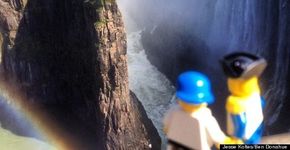 Casal registra viagens com LEGO nas paisagens
