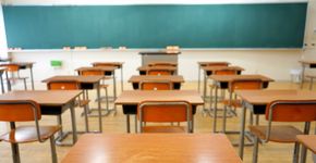 No Rio de Janeiro, pais trocam escola particular pela pública